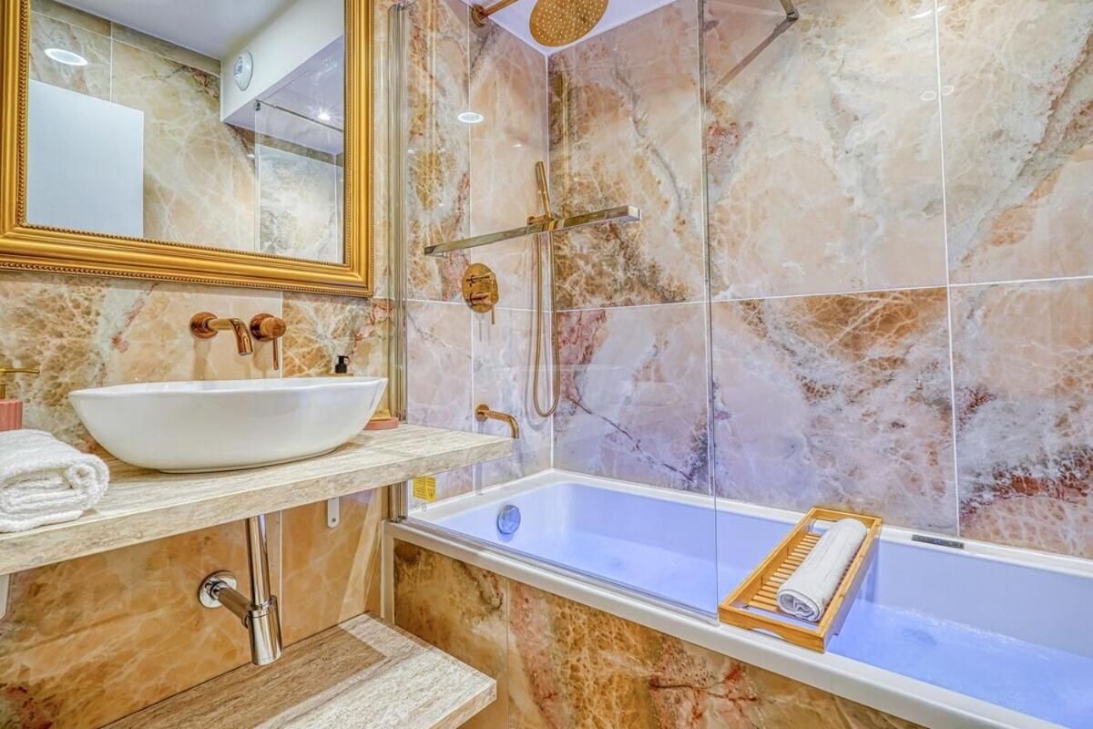 Melody Suite In Paris กูร์เบอวัวร์ ภายนอก รูปภาพ